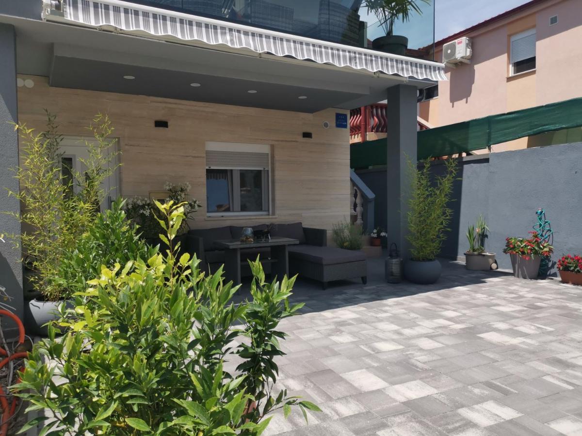 Apartmani Sarm Vir Exteriör bild