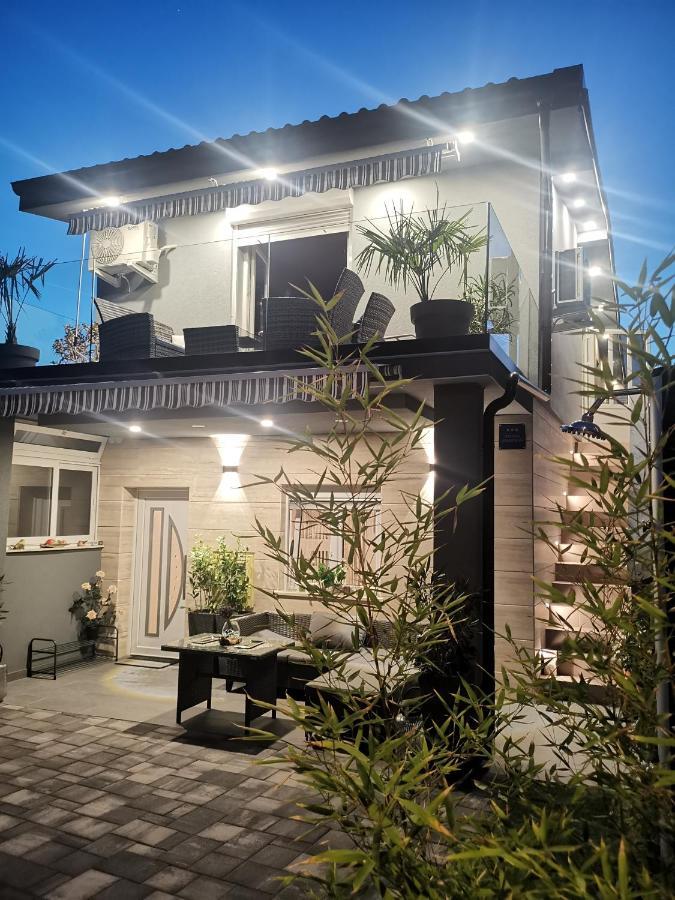 Apartmani Sarm Vir Exteriör bild