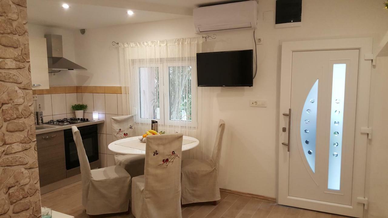 Apartmani Sarm Vir Exteriör bild