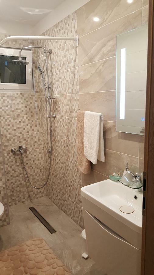 Apartmani Sarm Vir Exteriör bild