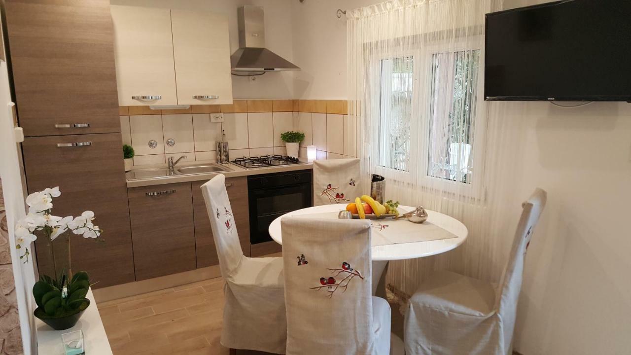 Apartmani Sarm Vir Exteriör bild