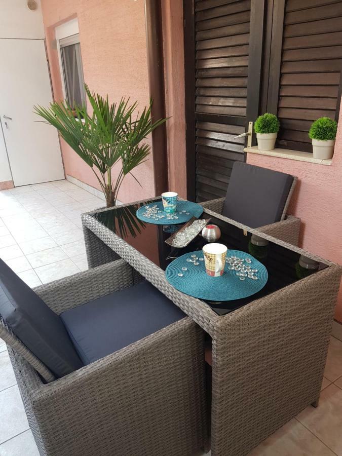 Apartmani Sarm Vir Exteriör bild