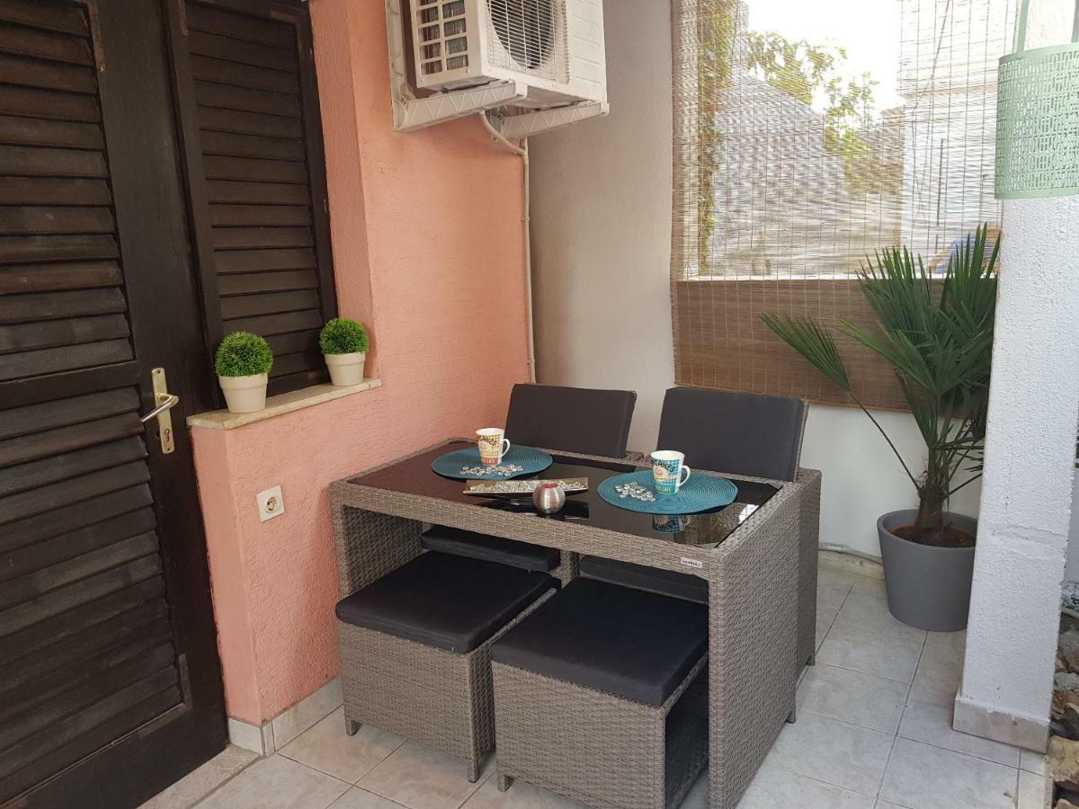 Apartmani Sarm Vir Exteriör bild