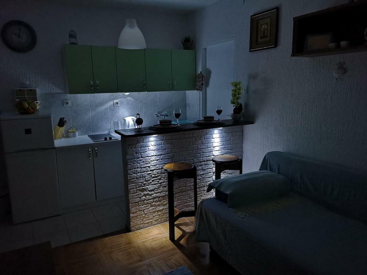 Apartmani Sarm Vir Exteriör bild