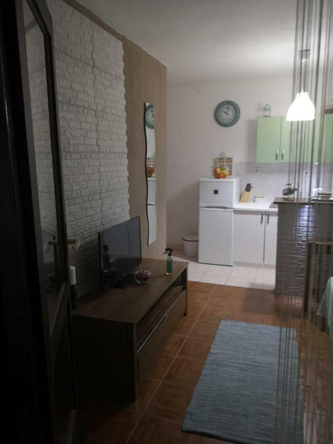 Apartmani Sarm Vir Exteriör bild